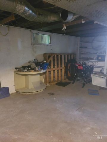 403 N Cherry St, Shoshone, ID 83352