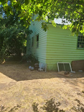 403 N Cherry St, Shoshone, ID 83352