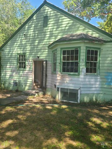 403 N Cherry St, Shoshone, ID 83352