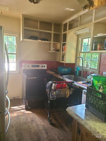 403 N Cherry St, Shoshone, ID 83352