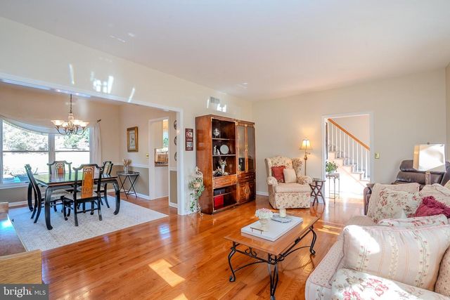 8 KNIGHT DR, Plainsboro, NJ 08536