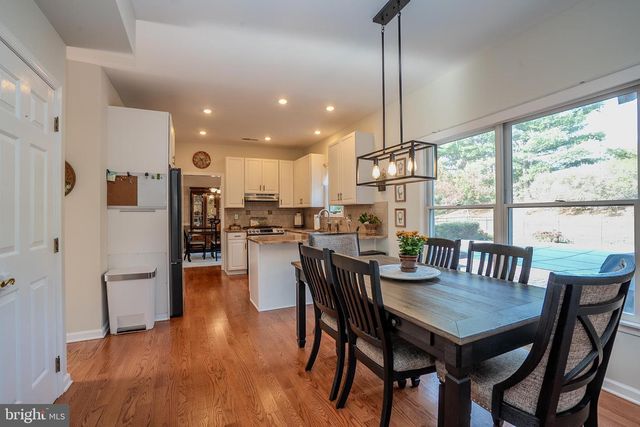 8 KNIGHT DR, Plainsboro, NJ 08536