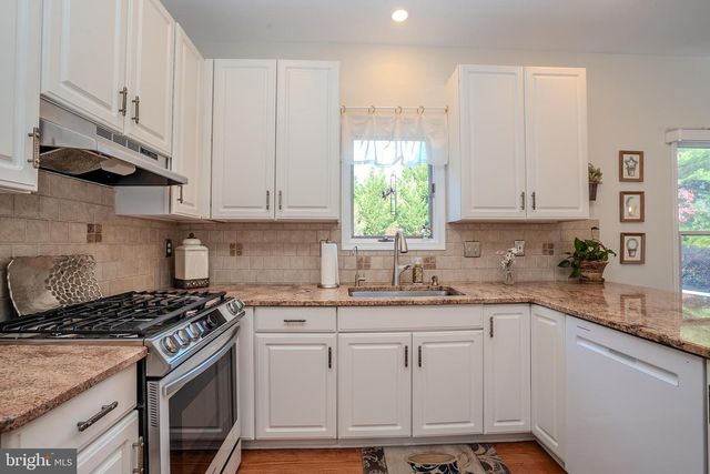 8 KNIGHT DR, Plainsboro, NJ 08536