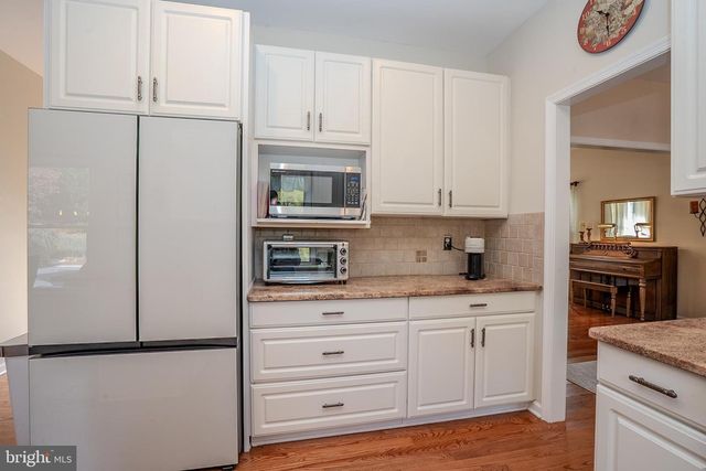 8 KNIGHT DR, Plainsboro, NJ 08536