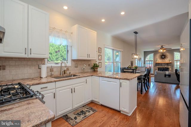 8 KNIGHT DR, Plainsboro, NJ 08536