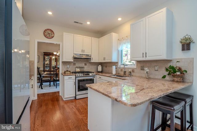 8 KNIGHT DR, Plainsboro, NJ 08536