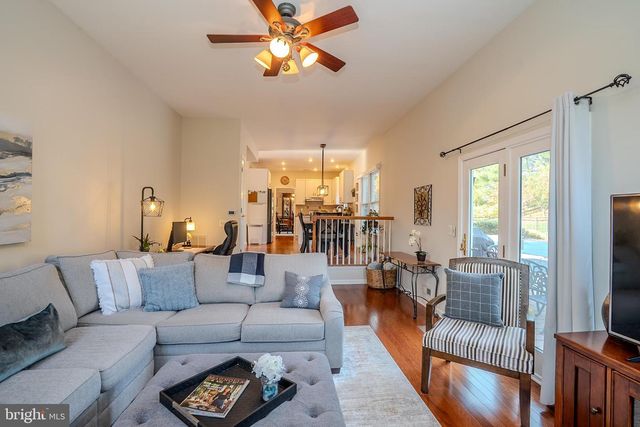 8 KNIGHT DR, Plainsboro, NJ 08536