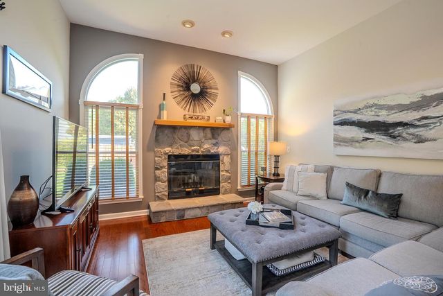 8 KNIGHT DR, Plainsboro, NJ 08536