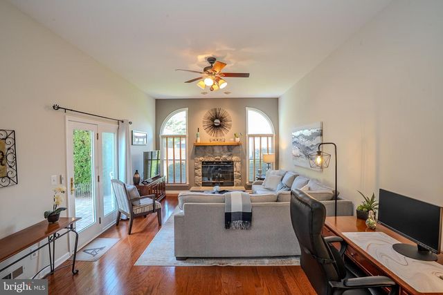 8 KNIGHT DR, Plainsboro, NJ 08536