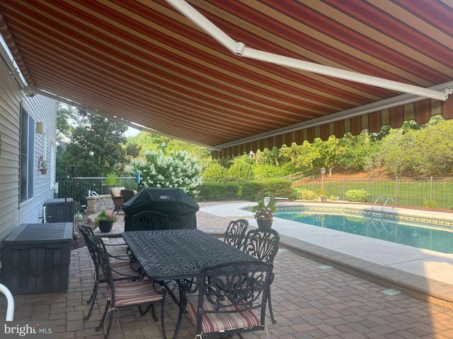 8 KNIGHT DR, Plainsboro, NJ 08536