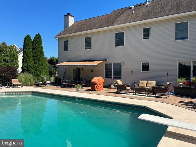 8 KNIGHT DR, Plainsboro, NJ 08536