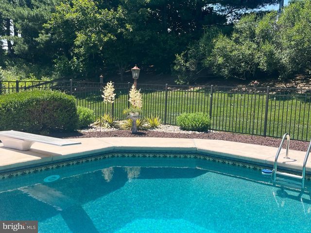 8 KNIGHT DR, Plainsboro, NJ 08536