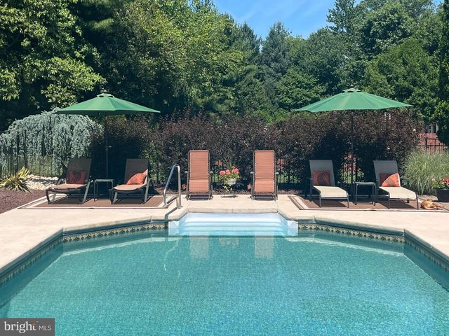 8 KNIGHT DR, Plainsboro, NJ 08536