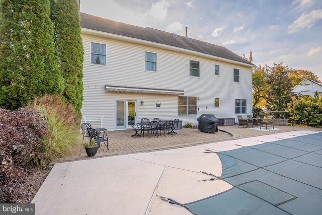 8 KNIGHT DR, Plainsboro, NJ 08536