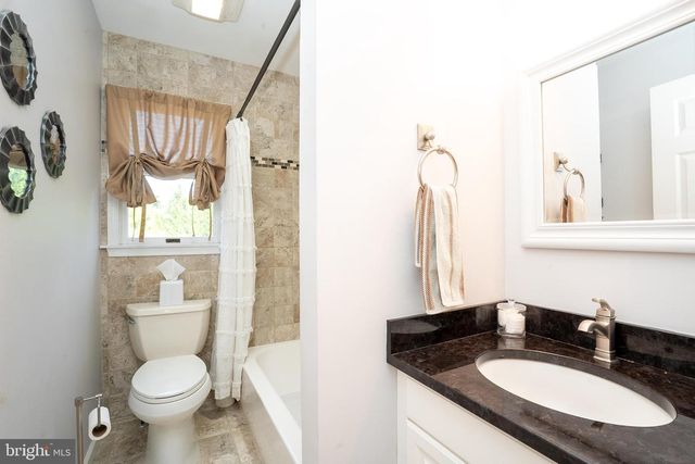 8 KNIGHT DR, Plainsboro, NJ 08536