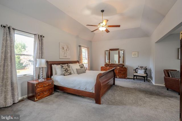 8 KNIGHT DR, Plainsboro, NJ 08536