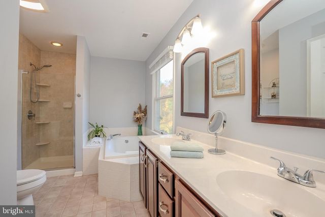 8 KNIGHT DR, Plainsboro, NJ 08536