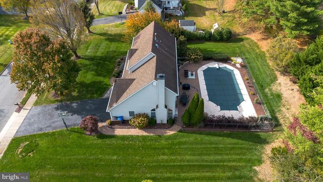 8 KNIGHT DR, Plainsboro, NJ 08536