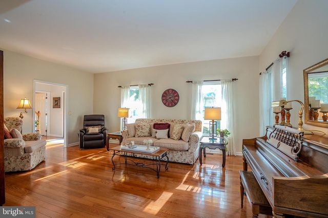 8 KNIGHT DR, Plainsboro, NJ 08536