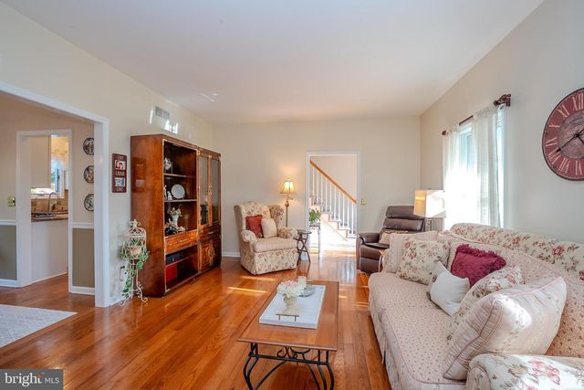 8 KNIGHT DR, Plainsboro, NJ 08536