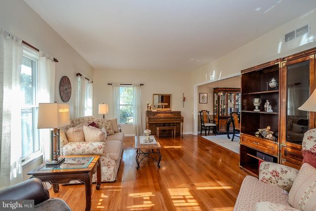 8 KNIGHT DR, Plainsboro, NJ 08536