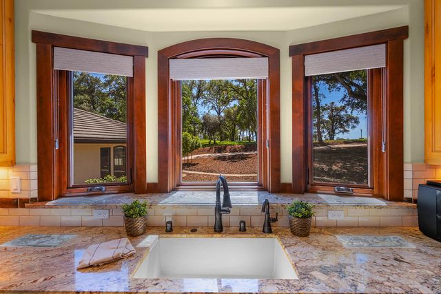 10165 Coyote Ridge Ct, Auburn, CA 95602