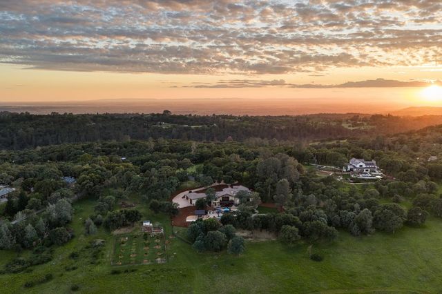 10165 Coyote Ridge Ct, Auburn, CA 95602