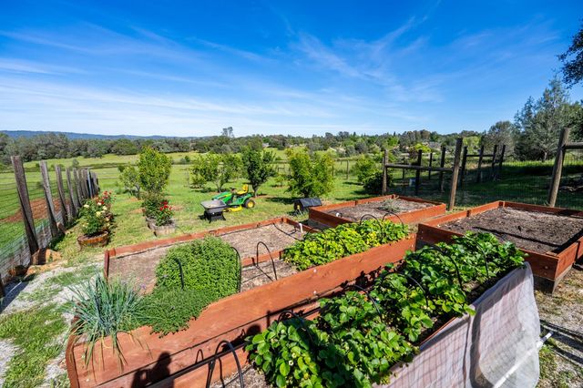 10165 Coyote Ridge Ct, Auburn, CA 95602
