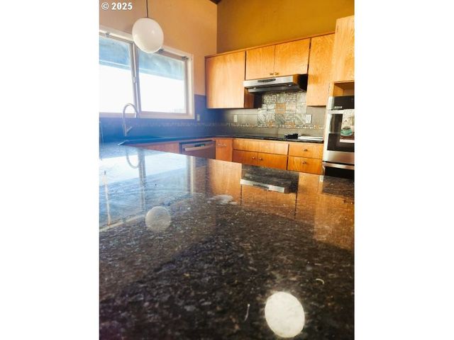 68766 WEATHERFORD Rd, Arlington, OR 97812