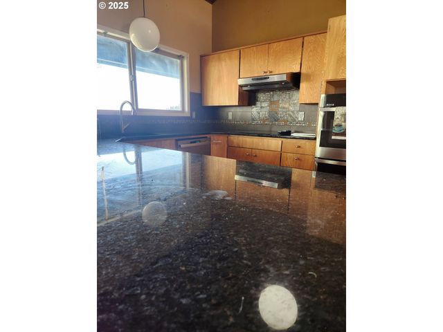 68766 WEATHERFORD Rd, Arlington, OR 97812