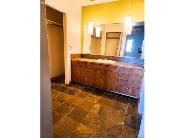 68766 WEATHERFORD Rd, Arlington, OR 97812