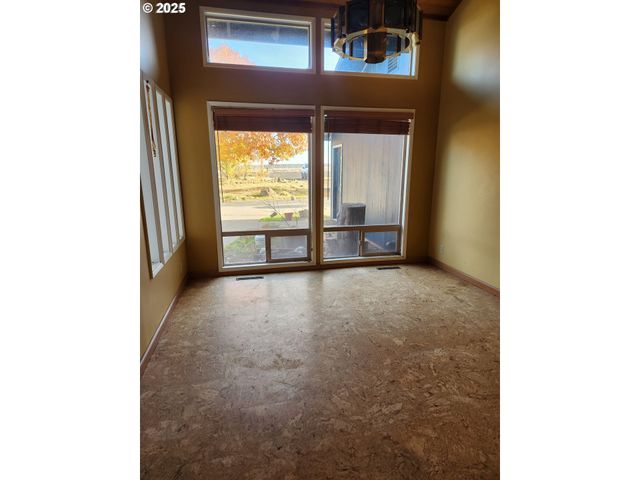 68766 WEATHERFORD Rd, Arlington, OR 97812