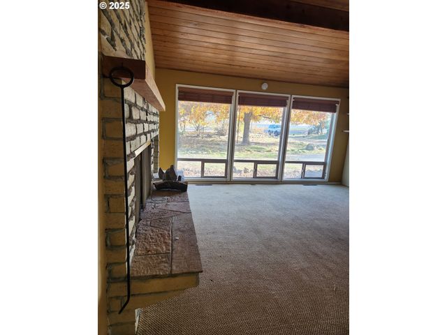 68766 WEATHERFORD Rd, Arlington, OR 97812