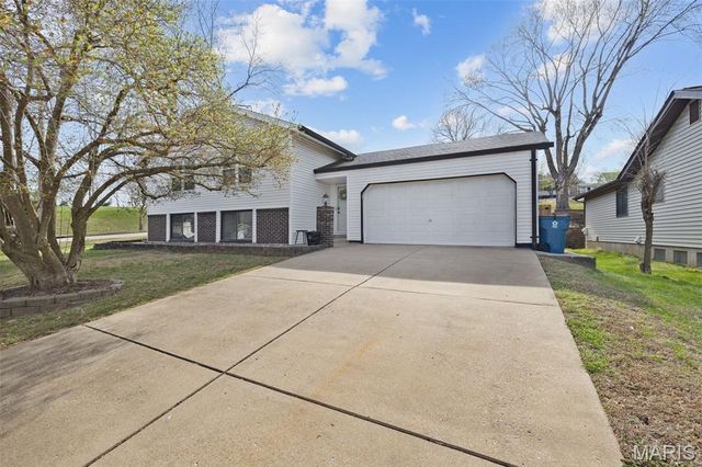2301 Pheasant Run Drive, Maryland Heights, MO 63043