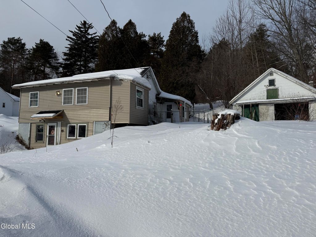 813 County Highway 122, Gloversville, NY 12078