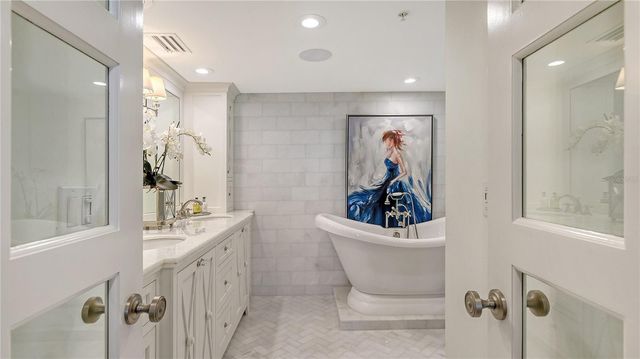 340 GULF OF MEXICO DRIVE 136, Longboat Key, FL 34228