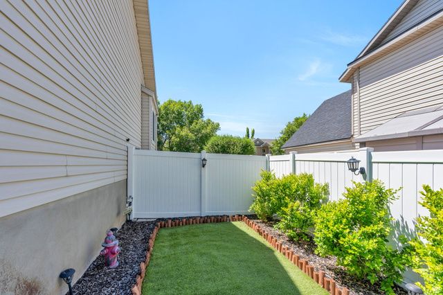 1368 W 2350 S, Woods Cross, UT 84087