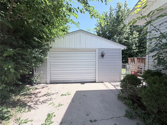 5200 Holly Avenue, Cedar Rapids, IA 52405
