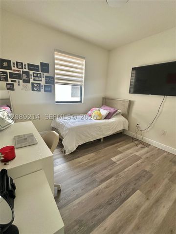 10230 NW 86th St, Doral, FL 33178