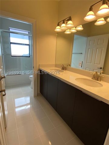 10230 NW 86th St, Doral, FL 33178