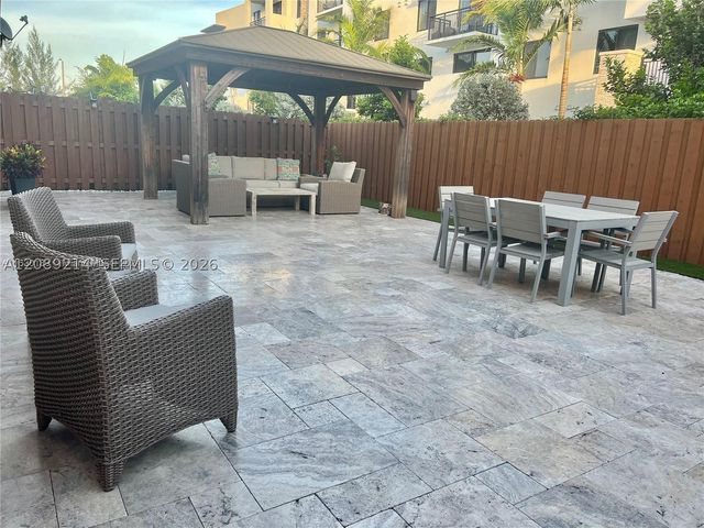 10230 NW 86th St, Doral, FL 33178