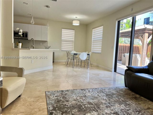 10230 NW 86th St, Doral, FL 33178