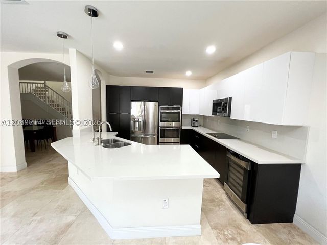 10230 NW 86th St, Doral, FL 33178