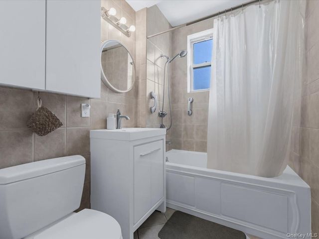 2525 Newtown Avenue 5A, Astoria, NY 11102