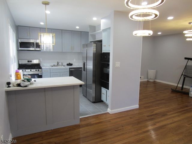 2 Evelyn Ct, Maplewood Twp., NJ 07040