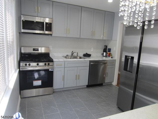 2 Evelyn Ct, Maplewood Twp., NJ 07040