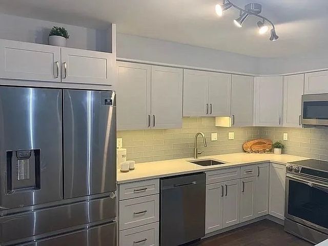 20 Hammond Pond Pkwy 206, Newton, MA 02467