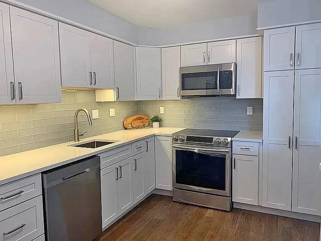 20 Hammond Pond Pkwy 206, Newton, MA 02467