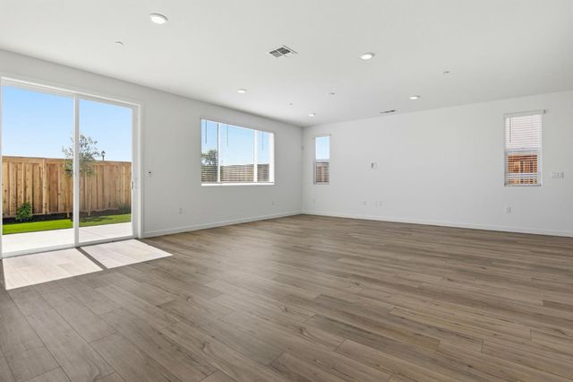 1280 N Robiolo Ln, Mountain House, CA 95391