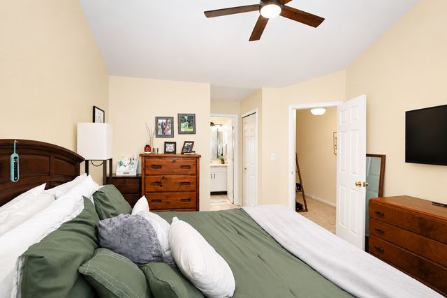 299 Ashbury Lane W 1526-2, Roselle, IL 60172